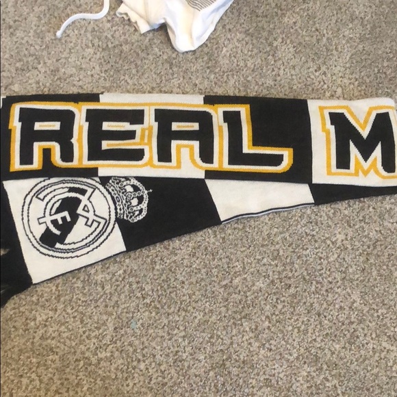 Real Madrid scarf - Picture 1 of 2